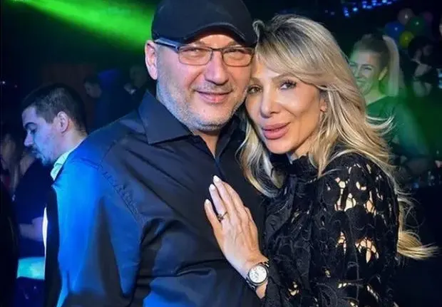 Жената на шеф Манчев продава къщи за милиони
