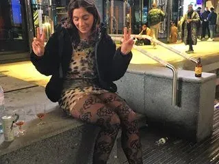 Копаят дъното:  Тризначките същински жрици в Лондон (СНИМКИ)