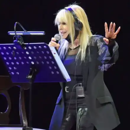 Лили бори грипа с мед и лимони