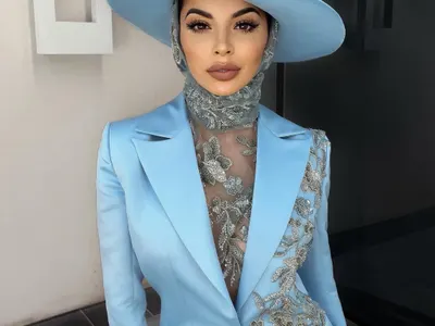 Лорд Евгени Минчев:  Мегз борави неловко с цветовете на Кралицата! Лош моден януари за Михаела. И още + СНИМКИ