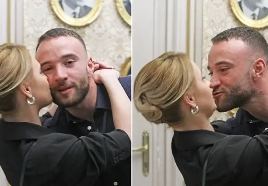 Мария Бакалова празнува годишнина с гаджето