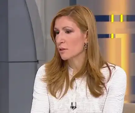 Министърка милионерка миела чинии в семейния ресторант