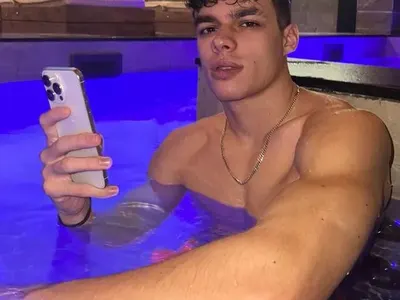 Мис България показа първия мъж към когото изпитва чувства (Горещи снимки)