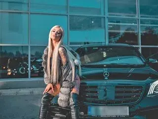 Мис Силикон, която фуча с 250 км/ч,  се измъква от закона (Снимки)