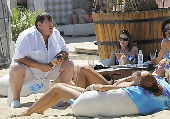 Митьо Пищова събира звезди за голо парти