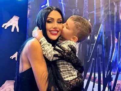 Пак събра погледите: Джулиана Гани изкара силикона на детски рожден ден СНИМКИ