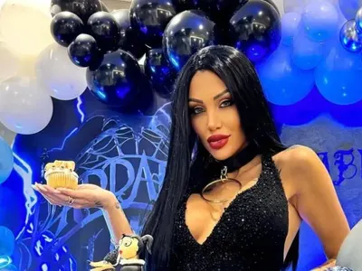 Пак събра погледите: Джулиана Гани изкара силикона на детски рожден ден СНИМКИ