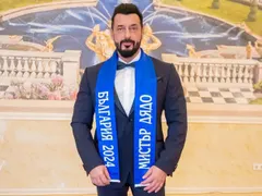 Похотливи баби налазиха полуголия Мистър Дядо (Горещи снимки)
