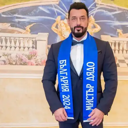 Похотливи баби налазиха полуголия Мистър Дядо (Горещи снимки)