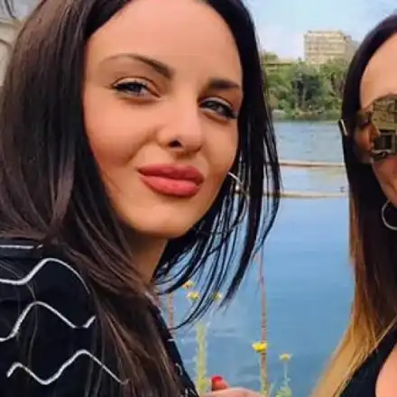 Симона скочи в  позакъсняла защита  на майка си Глория