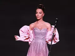 Синът на Галена рекламира календара на мама