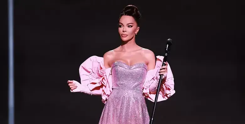 Синът на Галена рекламира календара на мама