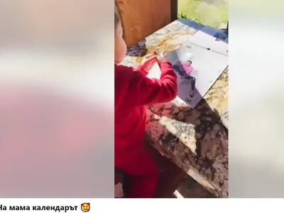 Синът на Галена рекламира календара на мама