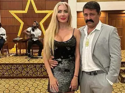 СНИМКА Тоца облече мъжа си  като наркобарон