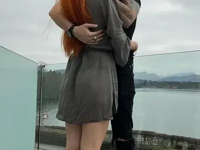 СНИМКИ Ергенката Лиа посрещна ЧНГ с големи бомби и гадже