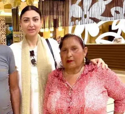 Софи Маринова посрещна Банго Васил с майка си