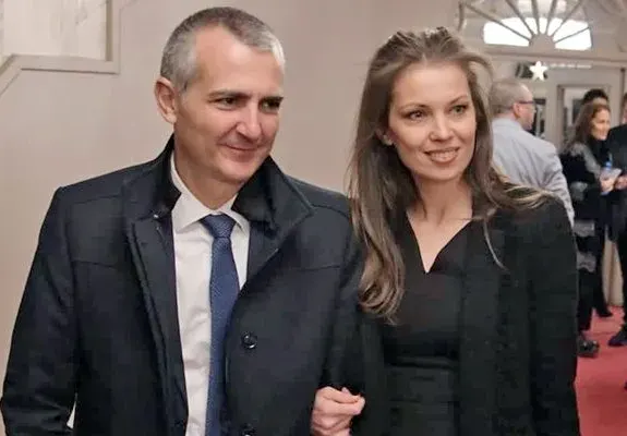 Спортният министър показа жена си - плеймейтката Преслава (Горещи снимки)