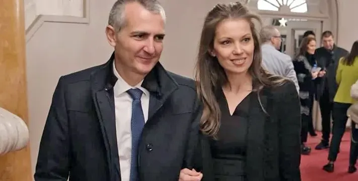 Спортният министър показа жена си - плеймейтката Преслава (Горещи снимки)