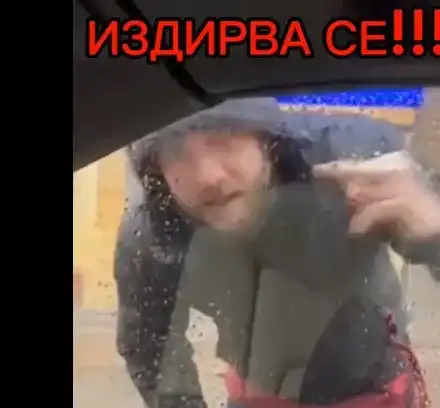 ВИДЕО Психар нападна жената на Деян Ангелов в центъра на София
