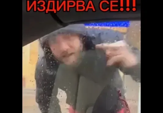 ВИДЕО Психар нападна жената на Деян Ангелов в центъра на София