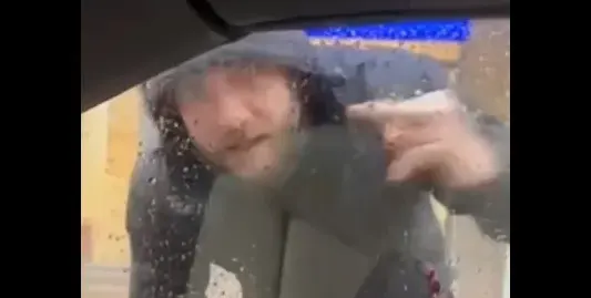 ВИДЕО Психар нападна жената на Деян Ангелов в центъра на София