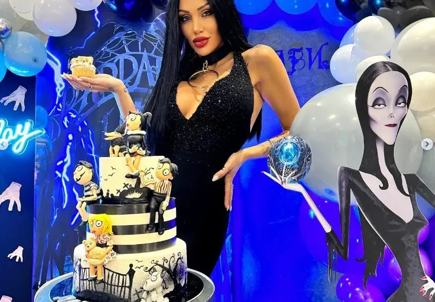 Джулиана Гани като Мортиша