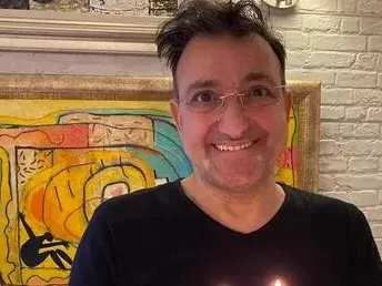 Зуека погреба тайно майка си и баща си!