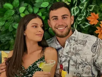 Звезда от "Сървайвър" предложи брак на секси гимнастичка (Снимки)