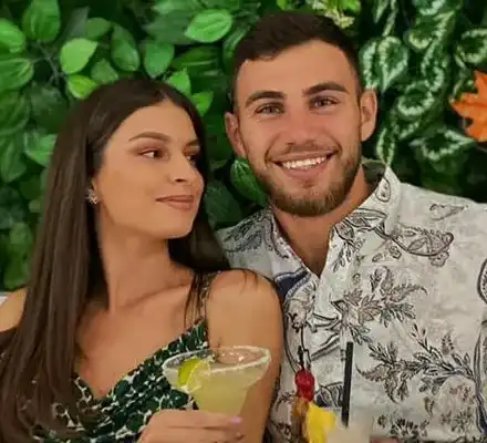 Звезда от "Сървайвър" предложи брак на секси гимнастичка (Снимки)