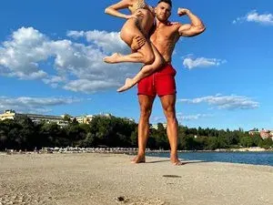 Звезда от "Сървайвър" предложи брак на секси гимнастичка (Снимки)