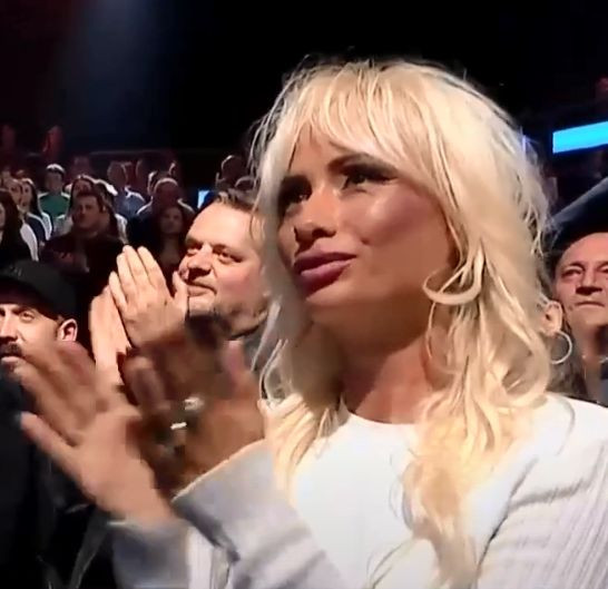 Кой посини снахата на Халваджиян? Алекс Енева с лилави оттоци в „Капките“ (СНИМКИ)