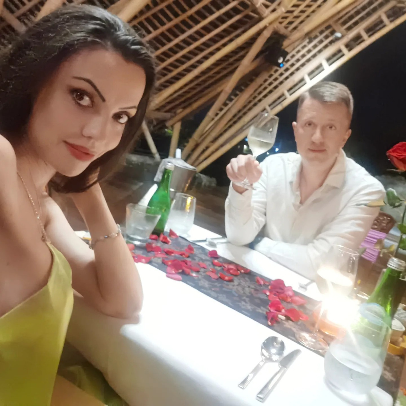 Раева РЕВЕ! Годеникът на Славея шокира с шкембе и увиснали гърди (НОВИ СНИМКИ)