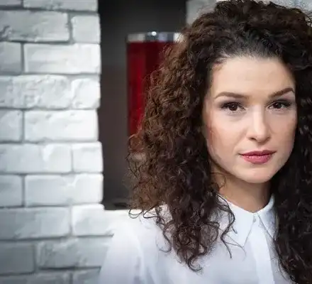 Алекс Кръстева се върна на работа