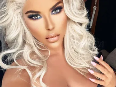 Андреа с пищен букет за майка си за ЧРД