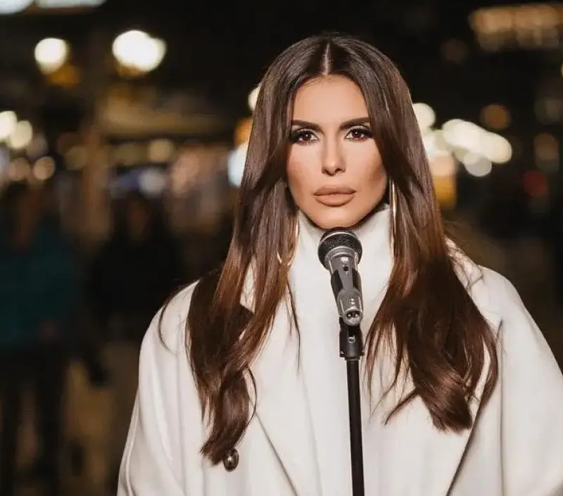 Анелия се върна към  старта на кариерата си