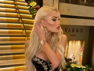 Анита на Рачков си смени лицето, за да вдигне тарифата в най-древния занаят СНИМКИ