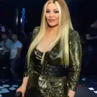 Деси Слава си пийва на сцената