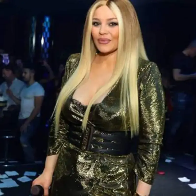 Деси Слава си пийва на сцената