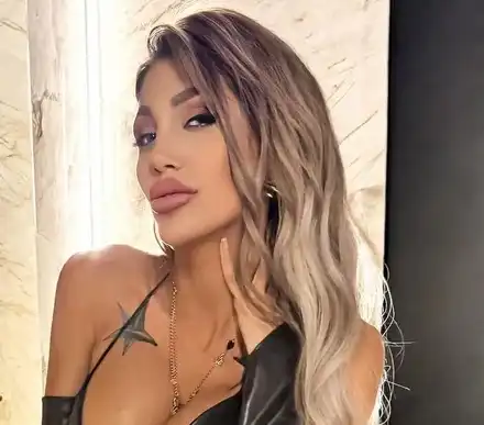 Джулиана Гани 3 дни празнува ЧРД! Подариха ми портрет с моите размери, хвали се мацката СНИМКИ