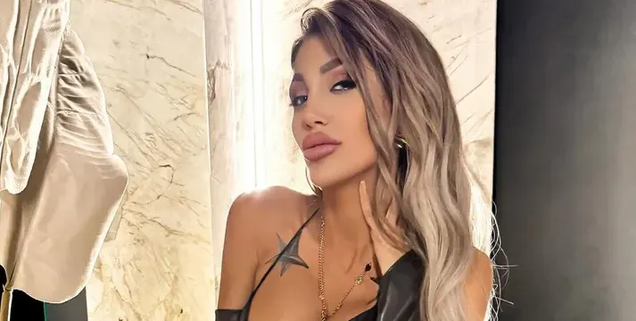 Джулиана Гани 3 дни празнува ЧРД! Подариха ми портрет с моите размери, хвали се мацката СНИМКИ