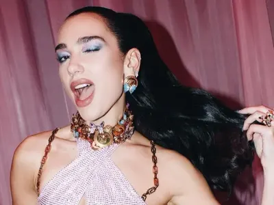 Дуа Липа краде тоалетите на Мила Роберт