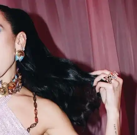 Дуа Липа краде тоалетите на Мила Роберт