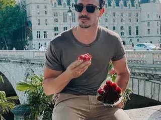 Ергенът Виктор зарязан заради богат програмист СНИМКИ