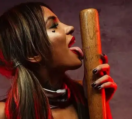 Еротичната моделка Марха Осмаева се изповяда: Живях сред мафиоти и милионери