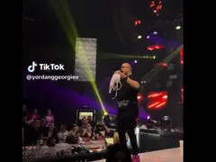 Фенка си метна сутиена по Коцето