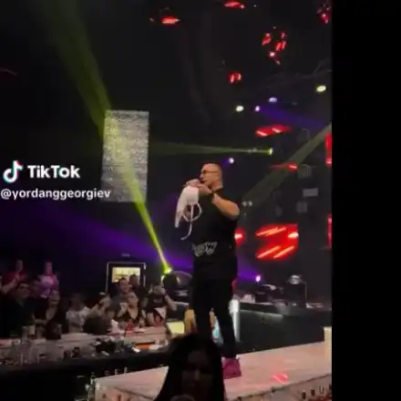 Фенка си метна сутиена по Коцето