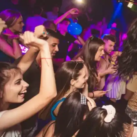 Фолкпевицата Лорена мята шотове в разкрачена поза