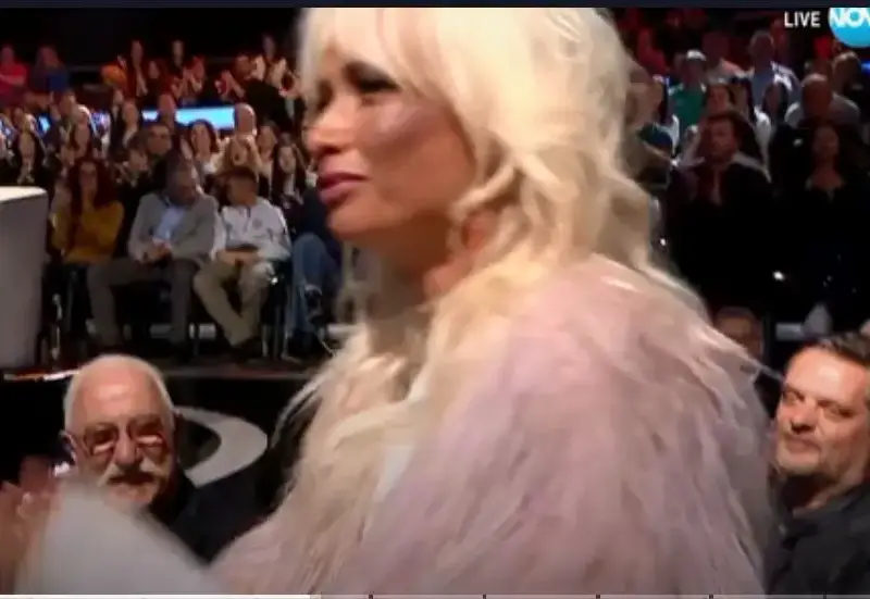 Кой посини снахата на Халваджиян? Алекс Енева с лилави оттоци в „Капките“ (СНИМКИ)