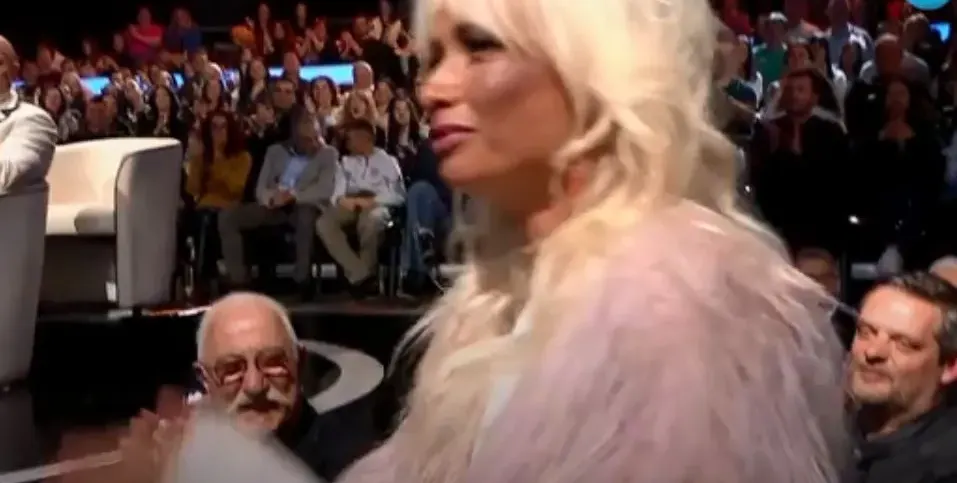 Кой посини снахата на Халваджиян? Алекс Енева с лилави оттоци в „Капките“ (СНИМКИ)