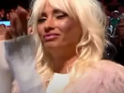 Кой посини снахата на Халваджиян? Алекс Енева с лилави оттоци в „Капките“ (СНИМКИ)